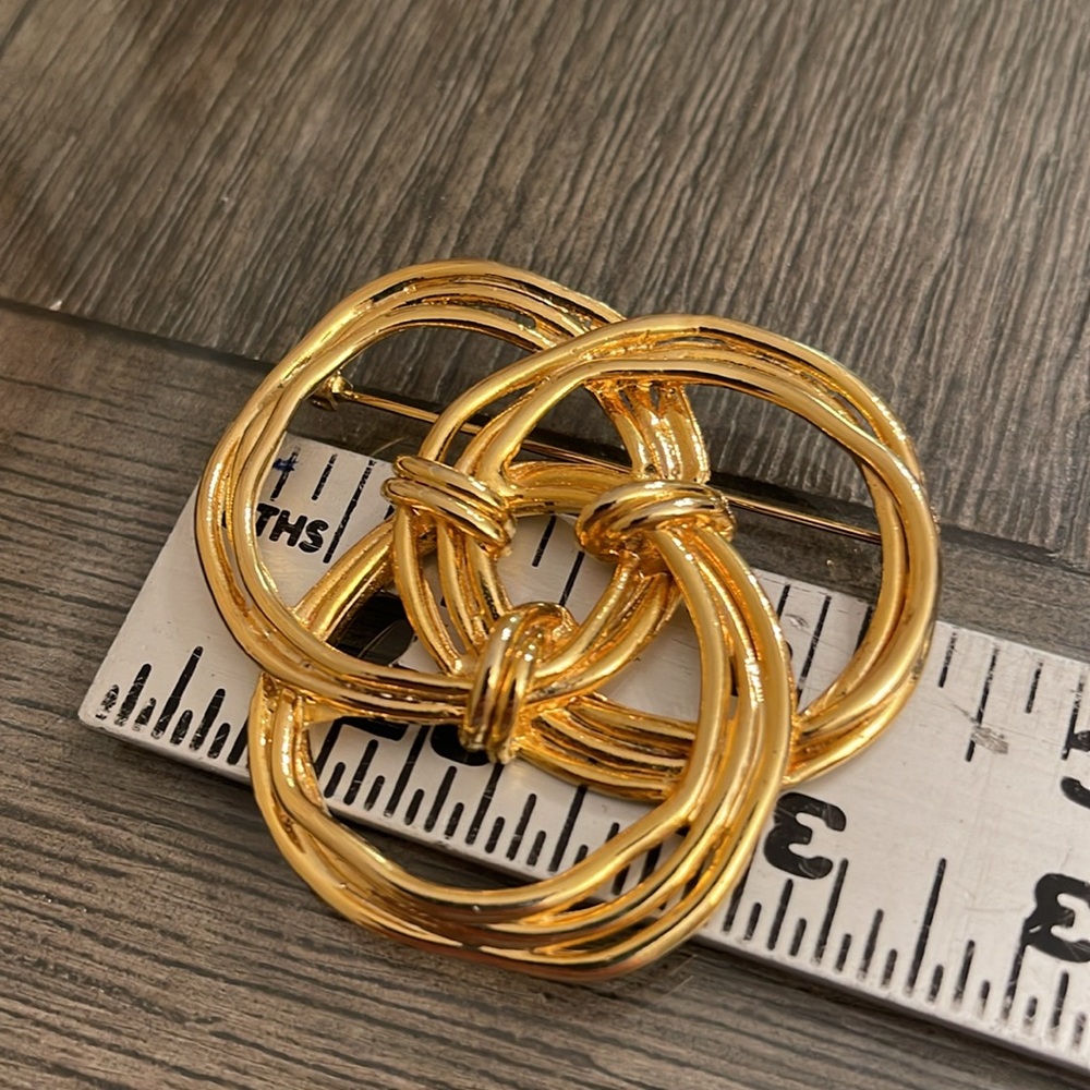 Vintage Interlocking Circle or Knot Gold-tone Metal Pin - Picture 10 of 16